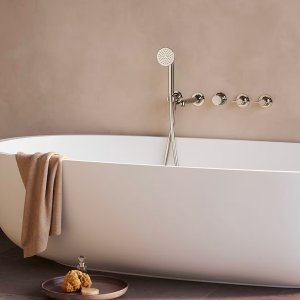 Flush-ceiling Acquafit overhead shower of the Flora series with its pattern of nozzles