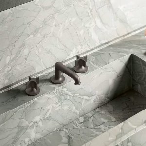 Chrome single-hole basin mixer from the Flora collection by Fantini