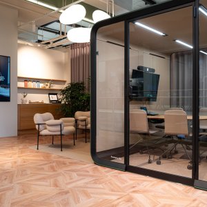 Acoustic glass front of the Framery Six meeting room