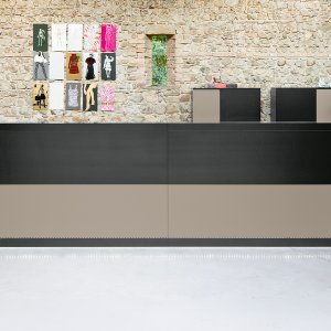 Vogue reception desk by Frezza with lacquered top and melamine finishing panels