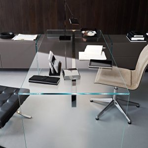 Tempered 12 mm crystal top of the Air Desk