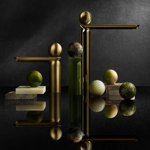 Metal sphere on the totemic pedestal of Perle