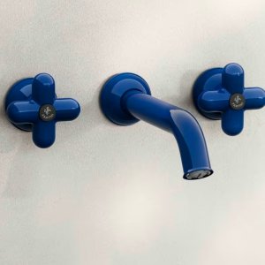 Four-lobed handle in red set on a chrome base, from the I Balocchi series