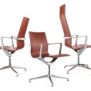 Suspended leather panel of the Kuna Chair