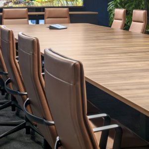 Valea Soft in full-grain leather beside an executive desk