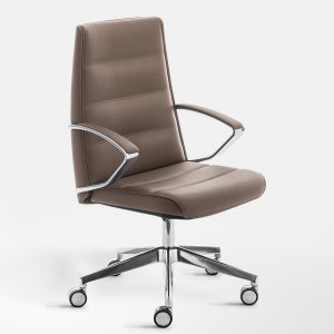 Smooth, plain padding on a high-back Klivia boss chair