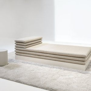How the Acamante backrest is formed: flat cushions resting in layers