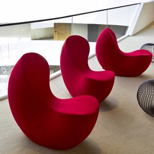 Nautile visitor chair facing the camera in a reception hall