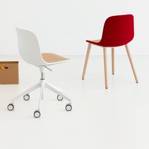 Swivelling Fenix tablet on the Seela chair