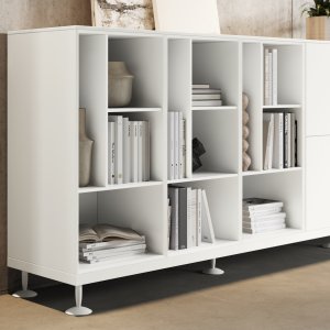 Tapered chrome leg with die-cast levelling foot on the Énosi table