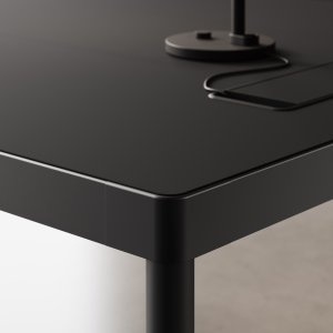 Sound-absorbing front screen in Gabriel fabric on a Fil Rouge desk