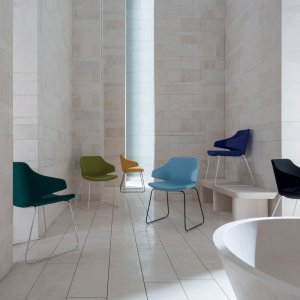Medium-back Italia chair at a manager desk