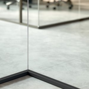 Corner junction of the monolithic glazed partition M1 by Quadrifoglio