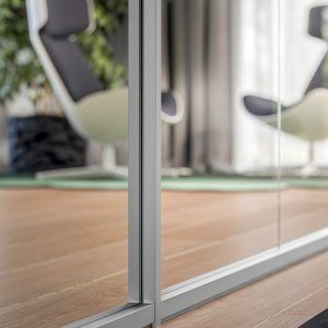 Bronze finished aluminium profile of the partition system by Quadrifoglio