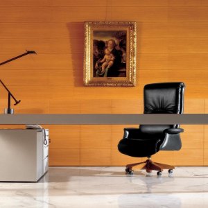 Engraved authenticity plate on the Mascheroni G7 executive chair