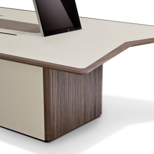 Top in wood with saddle leather centre