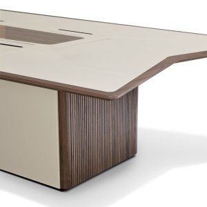 Top in saddle leather with wood centre