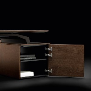 Natural oak edge of the Metar desk in close view