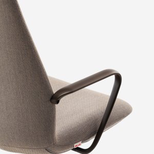 Synua executive chair beside a stone-clad wall