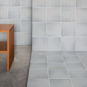 Narrow mesh detail of Aurore Charcoal Grid S tile