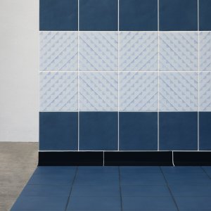 Washroom with Dintorni floor and wall by Inga Sempé