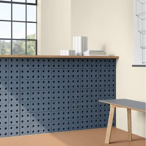 Bloc Grey wall behind a meeting table