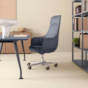 Leggera four-spoke base lifting the seat of a Quinti Not Guilty armchair