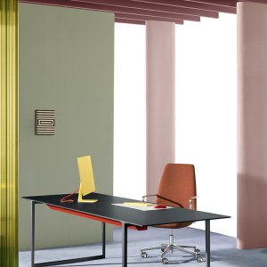 Die-cast aluminium armrest of the Elinor executive chair