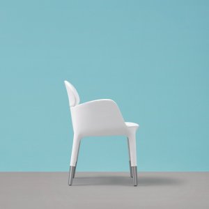 Ester 696 high-back swivel chair in a cabin