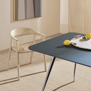 Die-cast aluminium leg of the Rizz table, triangular at the top and round at the floor