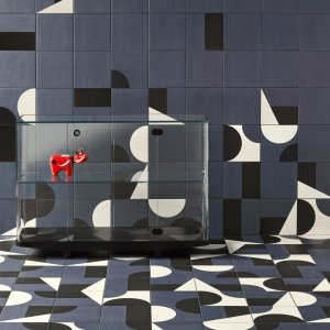 Puzzle wall cladding in a boardroom
