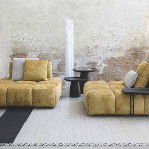 Visitor chairs area with a Qubik chaise longue and sofa