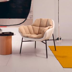 Painted wood legs in natural finish under the Quinti Manta