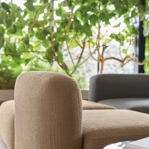 Upholstered pad on the wood armrest of the Quinti One Hundred