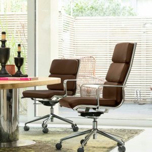 Boss chairs: The Season Slim with horizontal stitching on a chromed frame