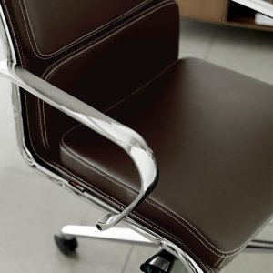 Director’s cabin in Mumbai with The Season Comfort in tan leather