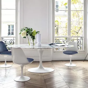 Saarinen table with Tulip chairs arranged in a conference room
