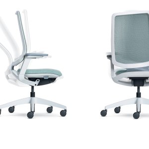 se:flex swivel chair in profile with 4D armrests and polished aluminium base