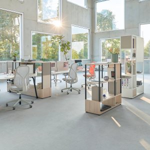 Five se:kit visitor chairs stacked on the Sedus trolley