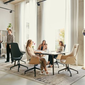 se:mission chairs by Sedus around a meeting table
