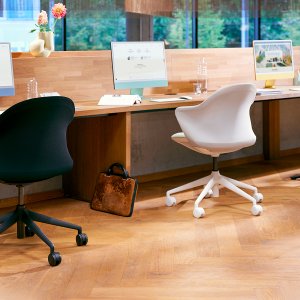 Conference room chairs: eight se:flair around a boardroom table on glides