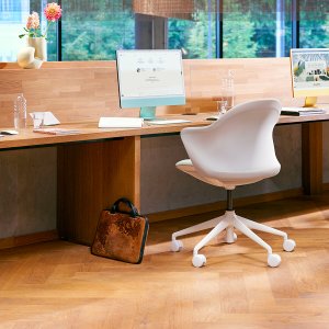 Side view of the se:flair chair reclined to 21 degrees