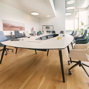 Four-star aluminium base with glides on the se:mission chair