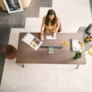 Natural oak veneer legs on the se:vision desk