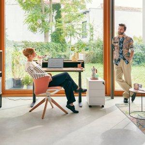 Two-tone se:flair with a fir green membrane back and a beige fabric seat