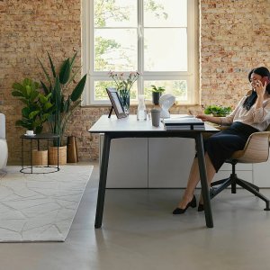 Adjustable leg angle on the se:vision desk