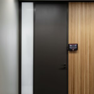 W80 horizontal slats wall equipped with shelves and storage
