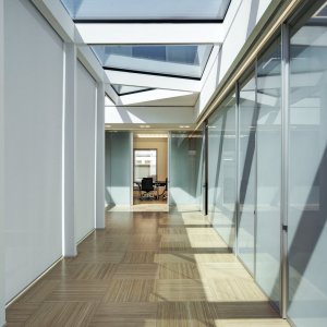 Single glazed W80 wall with flush suspended glass