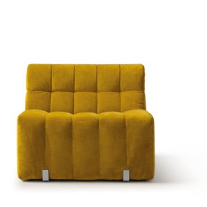 Four seats of Tokyo in a line, an armrest closing each end
