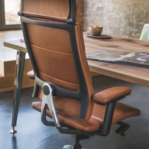 Open Up modern classic in aniline leather for a boss cabin